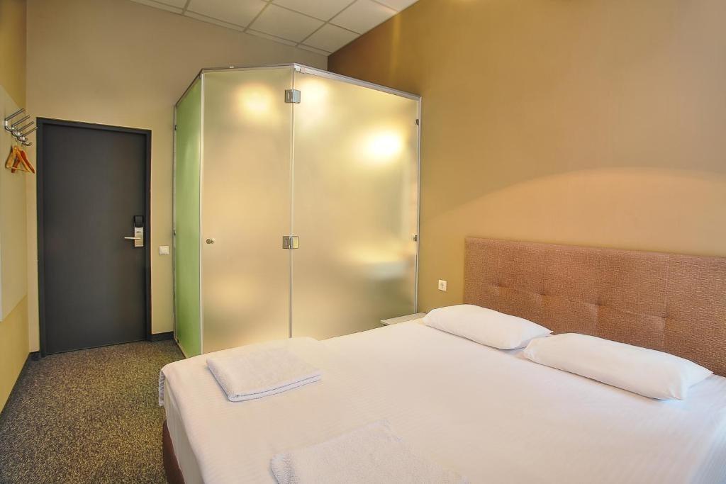 Двухместный (1 кровать + душ)